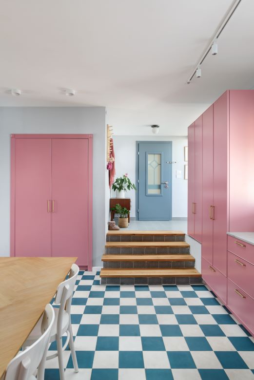 דירה תל אביבית צבעונית עם דלת ממילא בצבע אפור שמיים