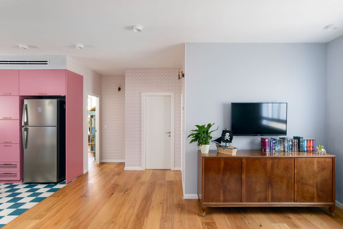 דירה תל אביבית צבעונית עם דלת ממילא בצבע אפור שמיים